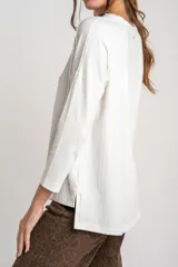 Remera blanca de viscosa con elastano, corte oversize y mangas 3/4.