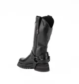 Bota de caña alta confeccionada en cuero vacuno engrasado con textura desgastada. Presenta bordados artesanales, suela con plataforma dentada y un sistema de correas con hebillas metálicas desmontables en la zona del tobillo.