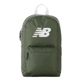 Mochila verde militar con logo de New Balance estampado en blanco, asa de mano blanca y tirantes acolchados ajustables.