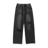 Jean de corte ancho y holgado, color negro lavado con efecto desgastado y roturas visibles en la parte delantera de las piernas. Presenta cinco bolsillos.