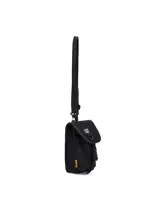 Bolso bandolera pequeño de color negro con diseño utilitario, cuenta con solapa frontal con cierre de hebilla, logo de la marca y correa ajustable para el hombro.