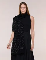 Pashmina de gasa negra con apliques de brillos formando diseños circulares y ondas, marca Jessica McClintock.