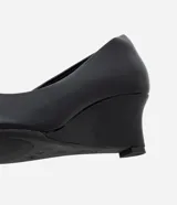 Zapatos de tacón anabela Satinato, de color negro, confeccionados en PU con diseño minimalista, punta fina y tacón medio.