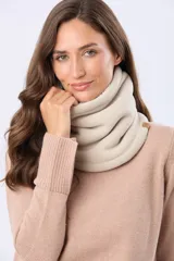 Cuello tipo bufanda reversible, confeccionado en tejido polar de un lado y sherpa del otro. Diseño liso en color azul marino con etiqueta decorativa pequeña.