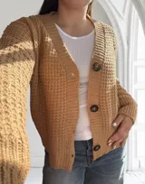 Saco de lana color camel con textura de punto, escote en V y cierre con botones marrones.