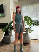 Short de cuero sintético color verde oscuro, con cintura alta y corte holgado.