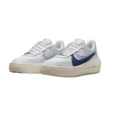 Zapatillas Nike Air Force 1 Platform LV8, color blanco con detalles en azul y lila.