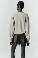 Shorts de tiro alto confeccionados en tejido satinado, con cintura elástica y detalle de aplicación de encaje en el ruedo.