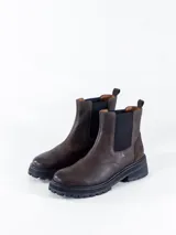 Botas Chelsea de cuero color marrón chocolate, con elásticos laterales negros y suela track negra.
