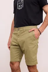 Bermuda de vestir de gabardina color azul marino, de corte regular, con bolsillos laterales y traseros, y cierre frontal con botón y cremallera.