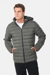 Campera de abrigo gris oscuro, capitoneada, con cuello alto y capucha desmontable. Cierre frontal con cremallera y bolsillos laterales con cierre. Logo bordado en el pecho.