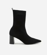 Botas de caña media de tejido de punto acanalado negro, con puntera fina y tacón geométrico.