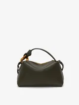 Bolso JW Anderson modelo The JWA Corner de cuero color verde oliva, con correa cruzada de cuero desmontable, eslabón de cadena dorado, logo grabado, cierre de cremallera, bolsillo interior de cuero y forro de algodón.
