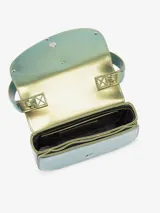 Bolso Diesel modelo 1DR con acabado iridiscente en tonos arcoíris y placa metálica Oval D tonal galvanizada. Tiene asa de cadena gruesa y correa opcional para usar cruzado.