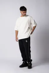 Remera de corte oversize color negro, con cuello redondo y mangas cortas. Presenta un pequeño estampado en color blanco en la parte inferior lateral con la frase 'Curbside Treasures'.