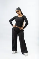 Pantalón palazzo de punto acanalado color marrón oscuro, con cintura elástica y corte holgado.