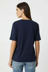 Remera de algodón de corte holgado, con cuello en V y mangas cortas.