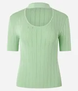 Blusa de tricot color verde claro, de manga corta y escote redondo con abertura frontal.