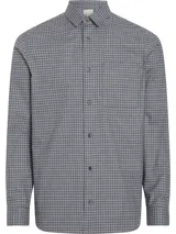 Camisa gris con estampado de cuadros pequeños, de corte regular, cuello en punta, manga larga, bolsillo de parche en el pecho, bajo redondeado y logo bordado en el pecho.