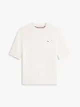 Sweater de punto fino de puro algodón peinado, color blanco, con cuello redondo elástico, manga corta y el logo de Tommy Hilfiger bordado en el pecho.