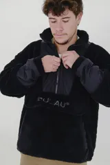 Canguro de polar negro con paneles de tela técnica en el pecho y mangas. Presenta cierre frontal parcial, cuello alto y un bolsillo frontal tipo canguro con el logo de la marca bordado.