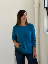 Sweater de punto color petróleo, con escote a la base y mangas largas. Diseño básico y versátil de calce holgado.