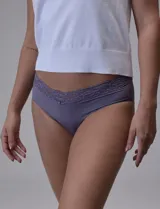 Panty brief color lila con detalle de encaje en la cintura.