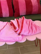 Pantalón de plush rosa chicle con elástico en la cintura y cierres en los tobillos.