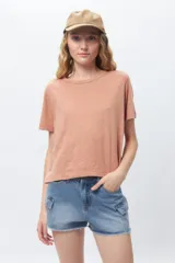 Remera de algodón de manga corta con cuello redondo, diseño básico y corte clásico.