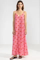 Vestido largo hasta el tobillo con estampado floral, breteles finos y escote en V profundo adornado con detalle de flores.