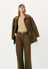 Remera verde claro de algodón, de corte clásico y mangas cortas.