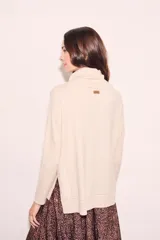 Sweater negro de cuello alto con tajos laterales y detalle de línea plateada en puños y ruedo.