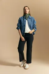 Remera de rib con escote redondo y manga corta, confeccionada en tejido acanalado que se ajusta al cuerpo.