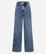 Pantalón de jean estilo wide leg con cintura media, cierre frontal con botón y cremallera, bolsillos funcionales y diseño de pierna amplia con recorte transversal.