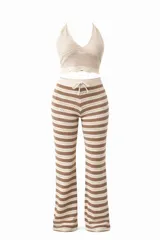 Conjunto de dos piezas tejido en punto calado, compuesto por un top halter con escote en V y un pantalón de corte recto con cintura elástica y cordón ajustable, ambos con diseño de rayas horizontales en tonos beige y marrón.