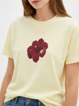 Remera cropped de algodón con cuello redondo, diseño holgado y estampado frontal de una copa con cerezas.