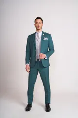 Ambo de ceremonia color verde petróleo, compuesto por saco de dos botones, pantalón de corte recto y chaleco gris con estampado jacquard. Incluye pañuelo de bolsillo y corbatón a juego.