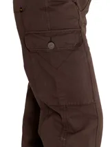 Pantalon cargo de corte recto en color marrón oscuro, con cierre de cremallera y botón, bolsillos laterales profundos, bolsillos cargo en los muslos y bolsillos de parche traseros.