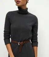 Vestido midi de corte recto y tejido rib, con cuello alto y mangas largas. Presenta un diseño minimalista y ajustado al cuerpo.