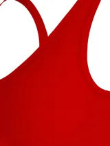Bralette deportivo Tommy Hilfiger color rojo, sin aro ni relleno, con breteles finos y banda elástica blanca con logo de la marca. Confeccionado en algodón elástico.