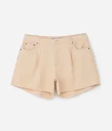 Short color beige de corte evasé, con cintura alta, bolsillos delanteros y traseros, trabillas en la cintura y bajo deshilachado.