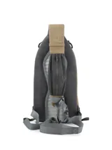 Mochila tipo morral de 8 litros, color beige con detalles en gris oscuro. Presenta un diseño ergonómico con correas ajustables para uso ambidiestro, compartimento principal con acceso lateral rápido y correas de compresión.