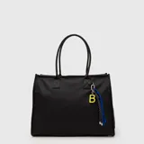 Tote bag negra de diseño minimalista, con doble asa de hombro y cierre superior. Incluye un charm decorativo con la letra B en color amarillo y cordones en azul y negro.