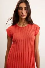 Vestido corto de punto acanalado color naranja, de manga corta y cuello redondo, con detalle de terminación en crochet en el ruedo.