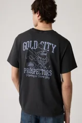 Remera Levi's de corte relajado, color negro, con cuello redondo, manga corta y pequeño estampado en el pecho con el logo de la marca enmarcado en un cartel señalizador.