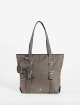 Cartera tipo shopper color verde oliva, confeccionada en poliéster. Cuenta con doble asa de hombro, cierre principal, herrajes metálicos plateados y un pequeño monedero circular removible sujeto a una de las correas.