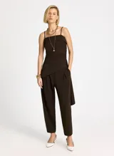 Pantalón de vestir color chocolate, de tiro alto, corte entallado, con pliegues frontales, bolsillos laterales y largo cropped.