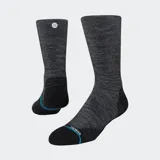 Medias deportivas Stance modelo Run Light Crew, color gris melange con puntera, talón y puño negro, y detalles en celeste. Diseñadas con tecnología FreshTek para control de humedad.