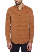 Camisa marrón de corderoy con diseño de líneas horizontales, corte slim fit, cuello abotonado, manga larga, bolsillo plaqué en el pecho y cierre frontal con botones.