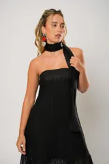 Vestido largo de fiesta negro con textura de red, escote recto y breteles finos. Incluye una bufanda del mismo material.